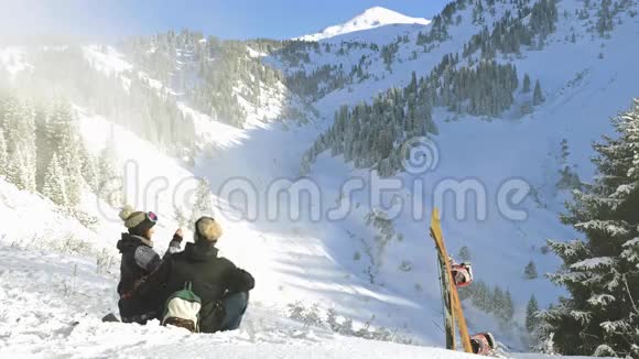 滑雪者在雪山上用手机自拍视频的预览图