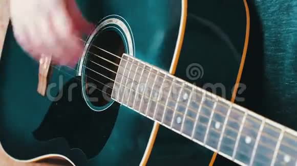 女子吉他肖像女子手特写视频的预览图