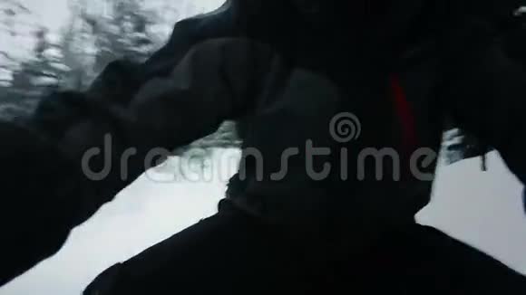 雪地摩托司机被困在雪地里视频的预览图
