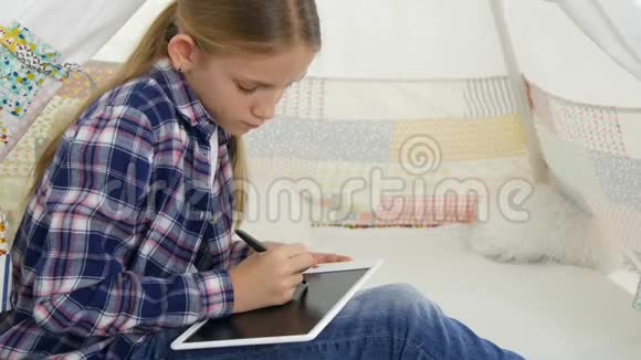 儿童学习儿童绘画使用平板写学校作业女孩游戏视频的预览图