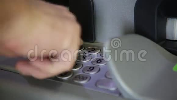 使用银行提款机的人男人拨一个密码视频的预览图