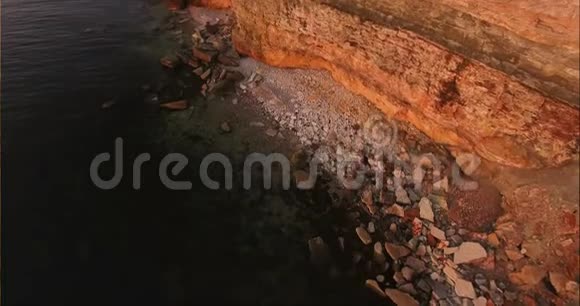 日落时在海边用可怕的岩石俯瞰悬崖视频的预览图
