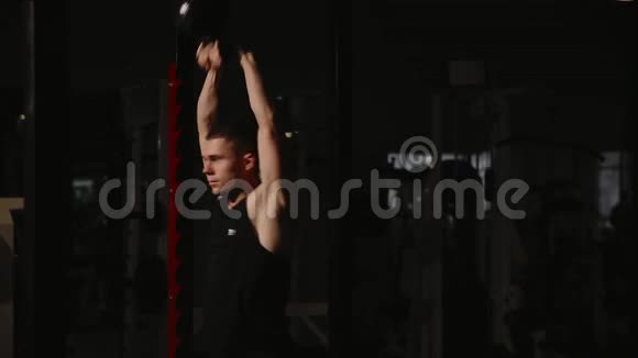 肌肉男在健身房做举重运动的壶铃视频的预览图