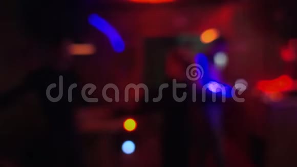 人们在夜总会跳舞现代夜总会的灯光效果视频的预览图
