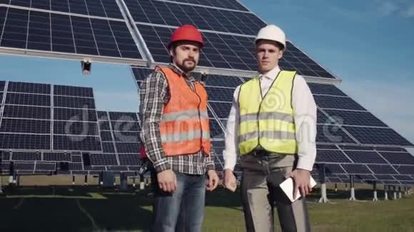 两台太阳能发电机正对着镜头视频的预览图