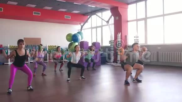 健身运动训练健身房中有杠铃的男女团体视频的预览图