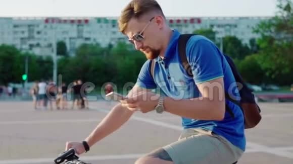 男人骑自行车用智能手机视频的预览图