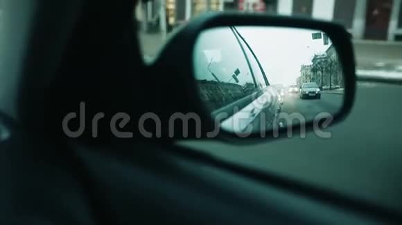 从侧镜上看到的汽车互相超车视频的预览图