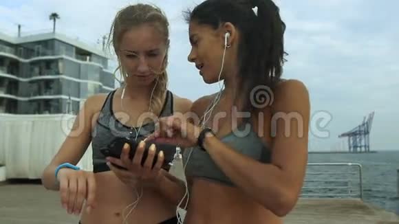 两个年轻的跑步者享受在一起的时光训练运动和健身追踪器视频的预览图
