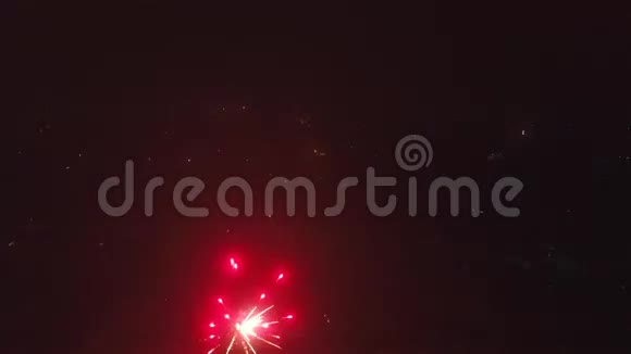新年村里的烟火除夕夜鸟瞰村庄视频视频的预览图