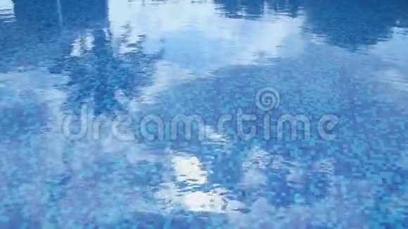 游泳池蓝色水面暑假度假村酒店视频的预览图