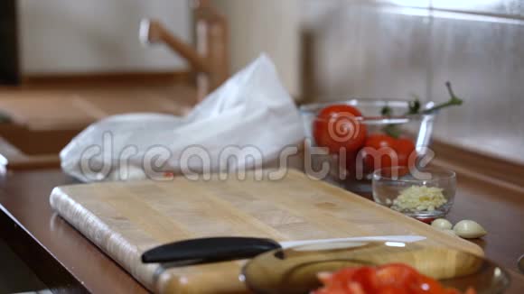 用刀切割板用人洗欧芹做菜视频的预览图