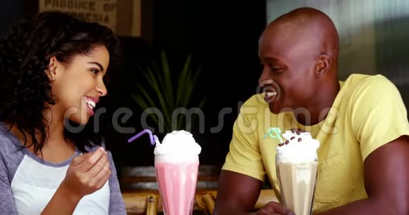 一对夫妇在喝咖啡和奶昔时互动视频的预览图