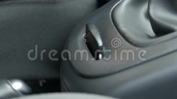 宏镜头司机取出车钥匙卡视频的预览图