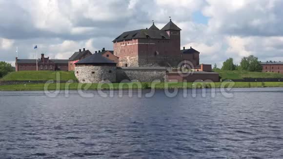 在瓦纳哈维西湖的哈梅林纳的城堡特写芬兰视频的预览图