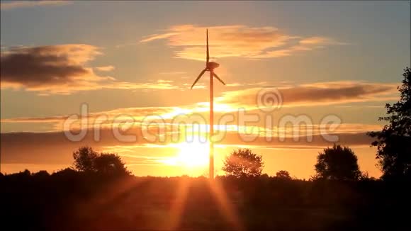 日出时风力涡轮机风能视频的预览图