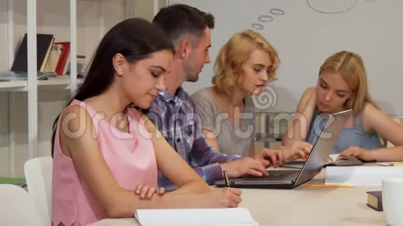 漂亮的女学生在学习时对着镜头微笑视频的预览图