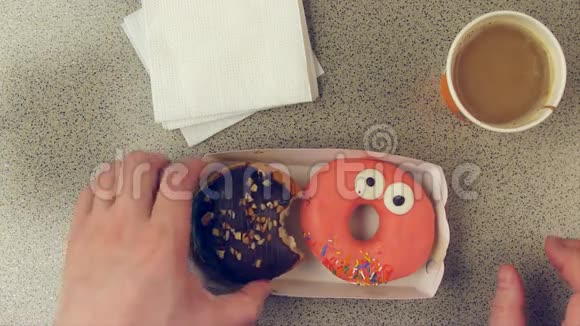 吃甜甜圈视频的预览图