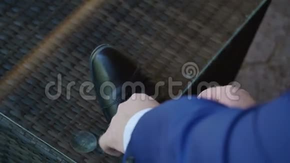 商人连衣裙靴子视频的预览图