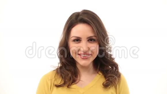 微笑的女人穿虚拟现实视频的预览图