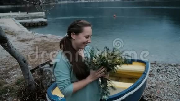 成年白种人妇女很高兴在湖边收到一束含羞草视频的预览图