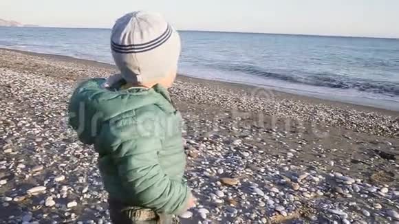 宝宝的生活方式那个男孩在日落时跑到海里假日概念视频的预览图