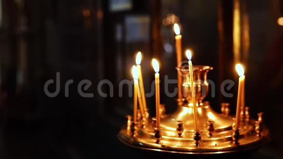在基督教东正教圣像前祭坛上燃烧的蜡烛视频的预览图
