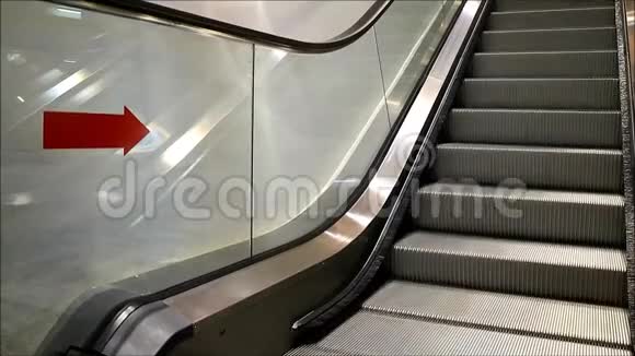 在购物中心移动自动扶梯楼梯通向更高的楼层视频的预览图