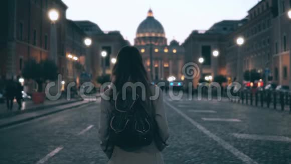 年轻的旅游妇女在圣彼德大教堂附近的西班牙广场散步女孩环顾四周探索风景视频的预览图
