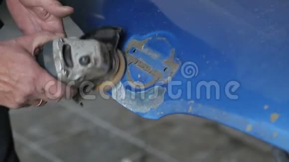 机械员准备汽车车身进行喷漆打磨车体视频的预览图