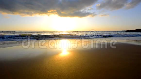 太阳在海滩上反射大海视频的预览图