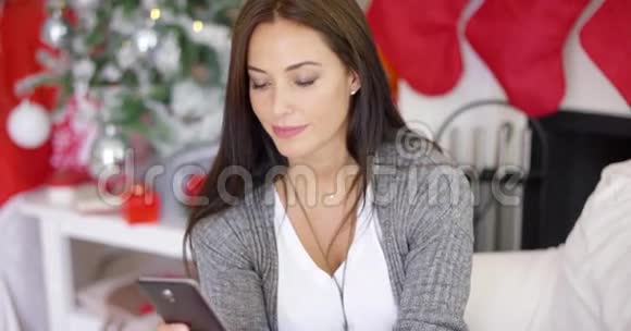 年轻女子打圣诞电话给朋友视频的预览图