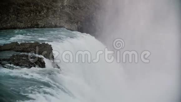 冰岛古尔福斯瀑布美景水流湍急有泡沫飞溅和雾视频的预览图