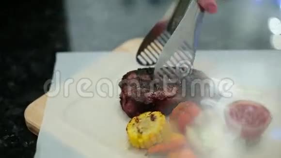 厨师放牛排和蔬菜视频的预览图