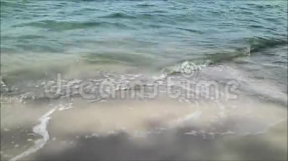 海浪轻轻拍打在沙滩上视频的预览图