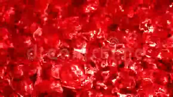 沸腾红丝质液体密集的钻探视觉模仿沸腾的血液慢动作沸水涂成红色视频的预览图