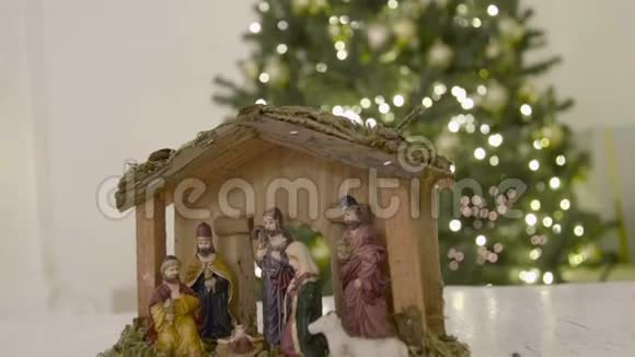 包括耶稣玛丽约瑟羊和玛吉等雕像的圣诞游侠场面视频的预览图