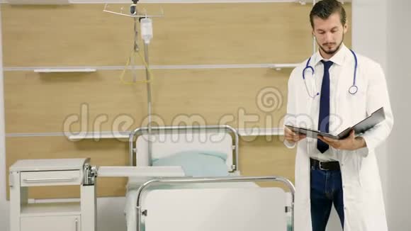 两名医生在医院的病房里谈话手里拿着文件夹视频的预览图