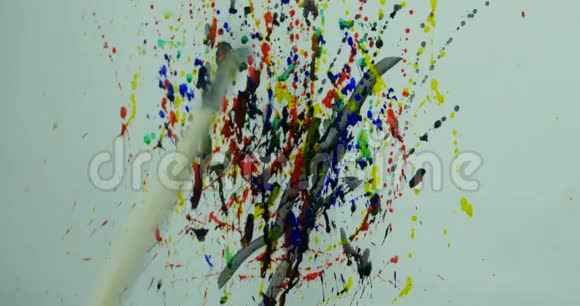 有创意的当代画家画了一幅色彩斑斓的抽象画美术车间绘画工艺的特写创意创意视频的预览图
