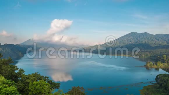 美丽的湖景湖和山景从一座小山布岩湖巴厘岛时光流逝视频的预览图