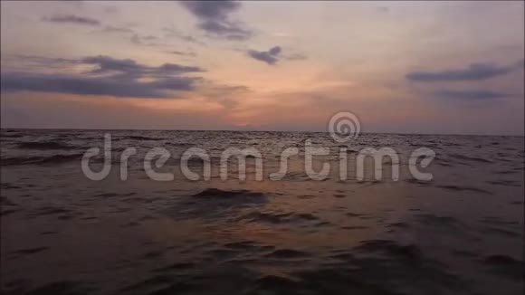 太阳落山后的天空带着轻柔的海浪视频的预览图