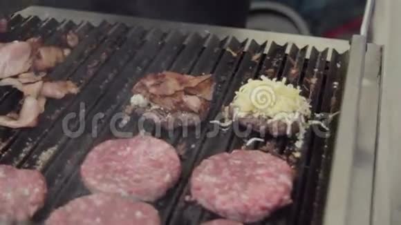 做牛肉汉堡视频的预览图