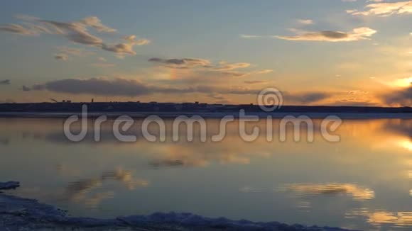 照相机观察池塘的表面水面部分被冰打开了没有风因此视频的预览图
