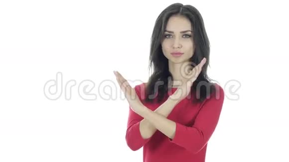双手交叉拒绝邀请不由女人白背景年轻视频的预览图
