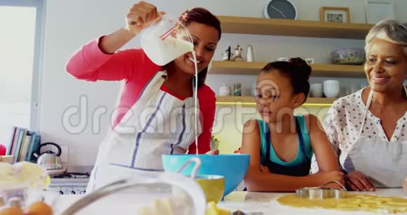幸福的多代家庭在厨房准备饼干视频的预览图