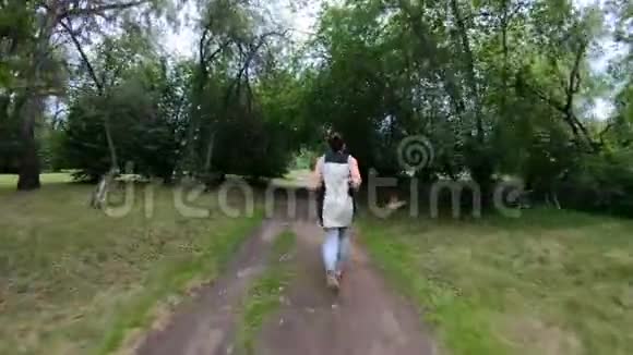 在公园里慢跑女孩沿着森林小径奔跑视频的预览图