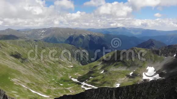 法加拉斯山脉罗马尼亚晴天视频的预览图