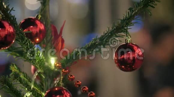 新年玩具在街道圣诞树上视频的预览图