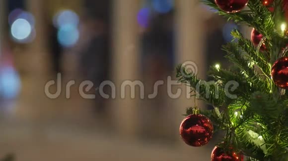 新年玩具在街道圣诞树上视频的预览图