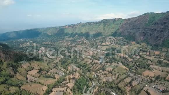 山景与山谷和村庄贾瓦岛印度尼西亚视频的预览图